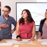 Mitarbeitende der AOZ diskutieren an einem Tisch