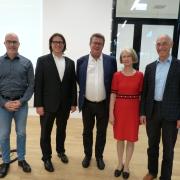 Vorstandsmitglieder und die Geschäftsführerin in den Räumlichkeiten der sitem-insel in Bern